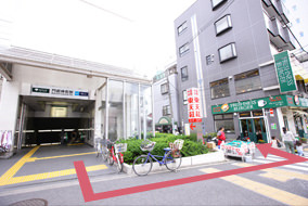 東京メトロ門前仲町駅6番出口を出て左折。